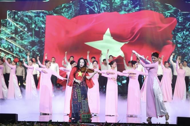 Tiết mục văn nghệ chào mừng. (Nguồn: TTXVN) Tiết mục văn nghệ chào mừng. (Nguồn: TTXVN)