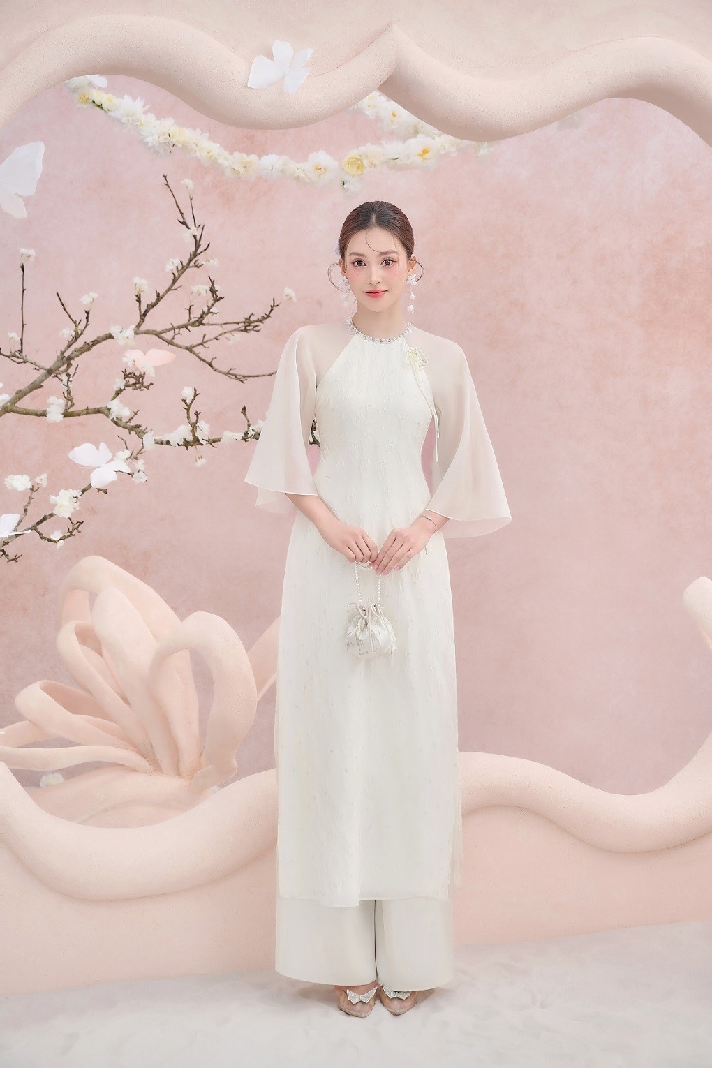 Hoa hậu Tiểu Vy diện 8 mẫu áo dài trong bộ sưu tập Xuân An, tôn nhan sắc yêu kiều cùng thân hình mảnh mai, thanh thoát. (Ảnh: Flane)