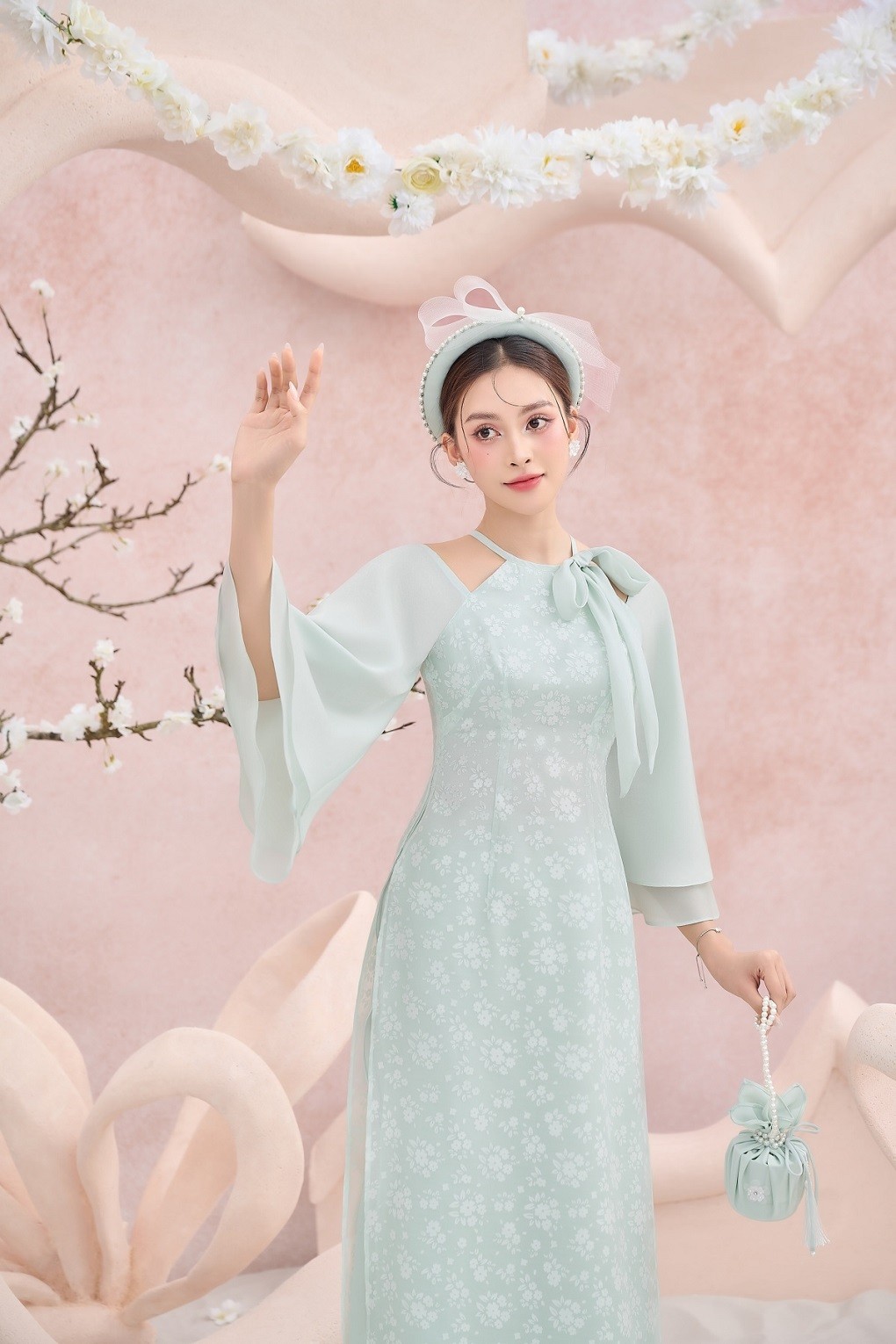 Hoa hậu Tiểu Vy áo dài