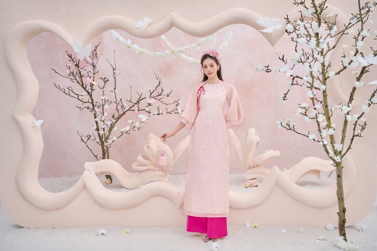 Hoa hậu Tiểu Vy áo dài