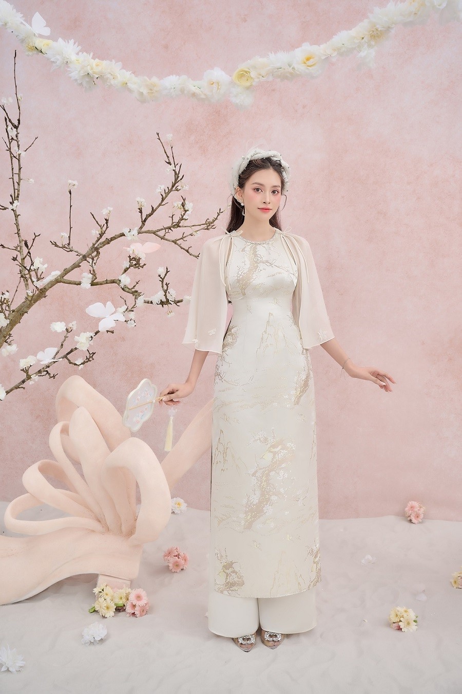 Hoa hậu Tiểu Vy phong cách tiểu thư ngọt ngào trong bộ ảnh áo dài cách tân dịp Tết