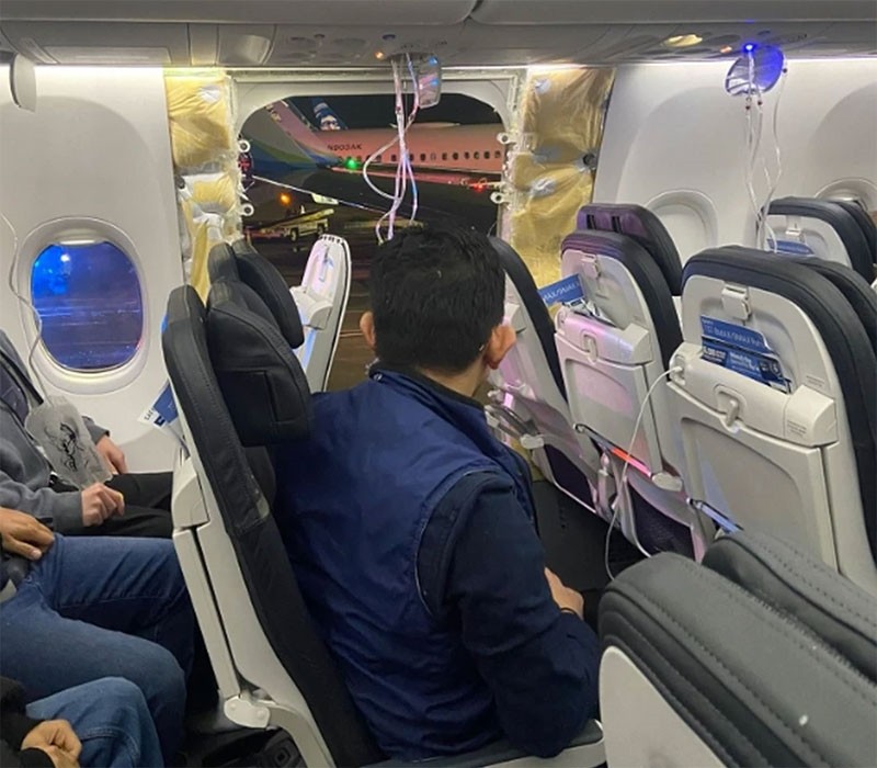 Cửa sổ và một phần thân chiếc máy bay của hãng Alaska Airlines bung ra trong quá trình bay. Nguồn: NBC News Cửa sổ và một phần thân chiếc máy bay của hãng Alaska Airlines bung ra trong quá trình bay. Nguồn: NBC News