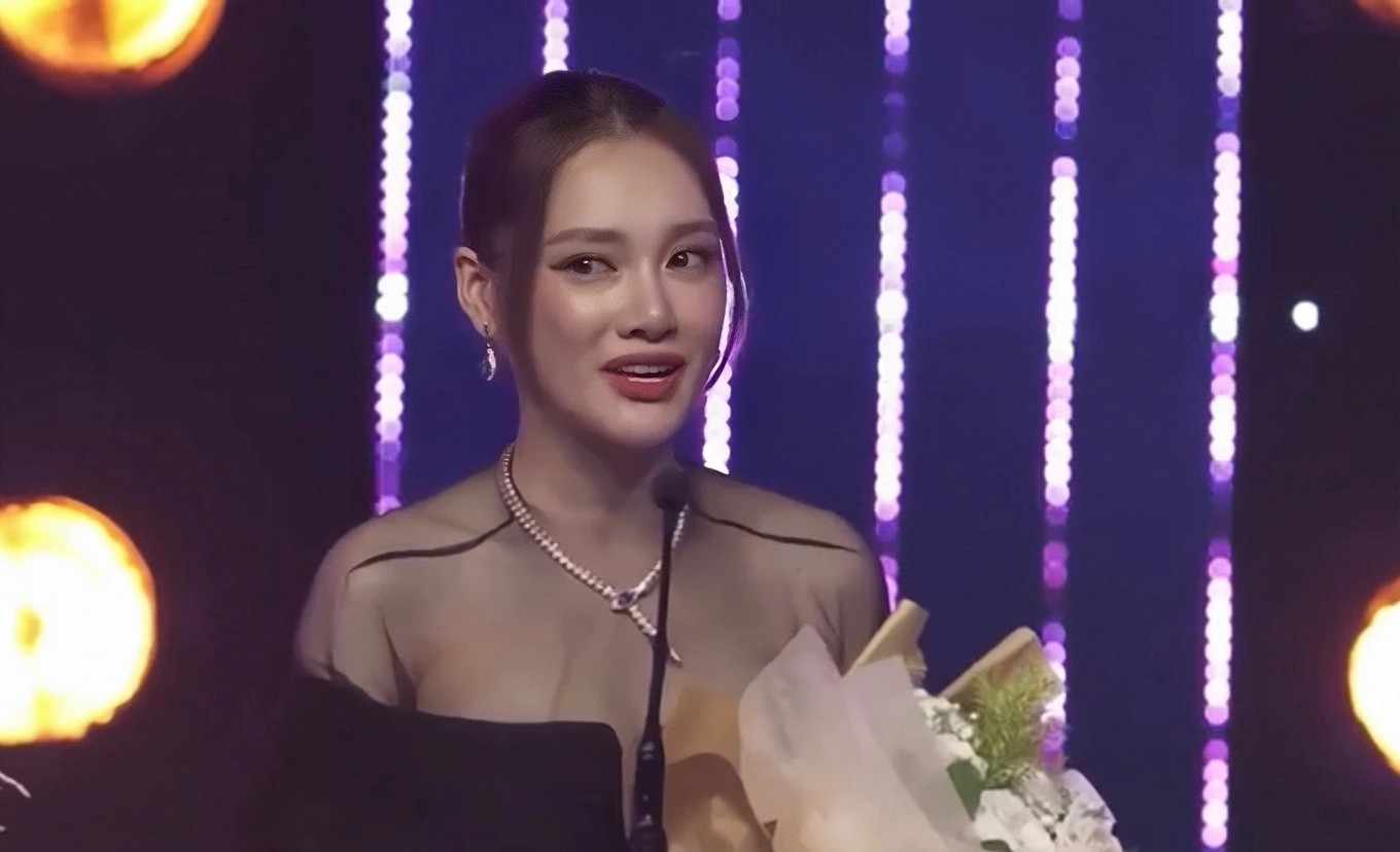 Nhận giải hot mom của năm, Nhã Phương ngấn lệ cảm ơn chồng