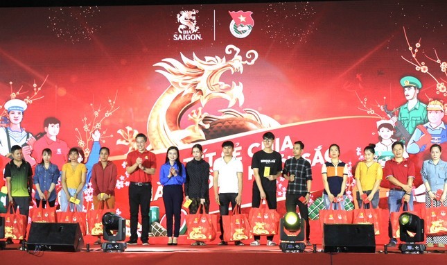 Ấm áp chương trình 'Tết sẻ chia - Năm Rồng khởi sắc'