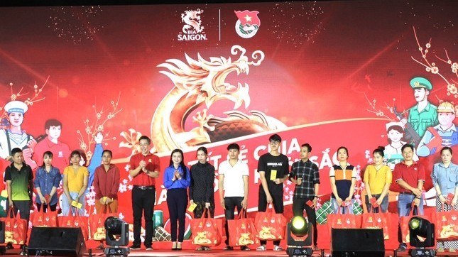 Ấm áp chương trình 'Tết sẻ chia - Năm Rồng khởi sắc'