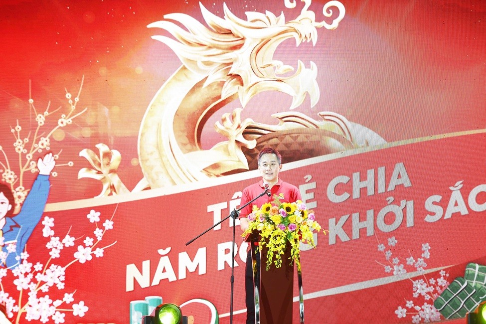 Ấm áp chương trình 'Tết sẻ chia - Năm Rồng khởi sắc'