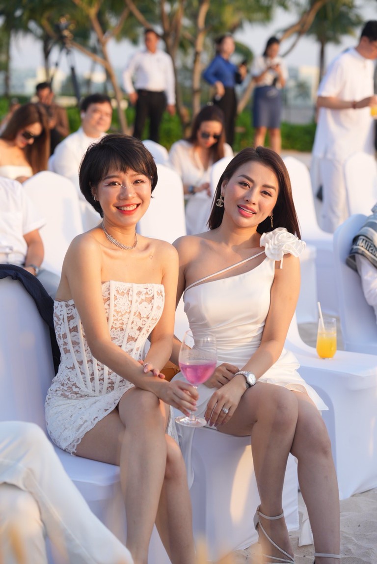 Dàn sao Việt rạng rỡ tại đám cưới Vân Hugo