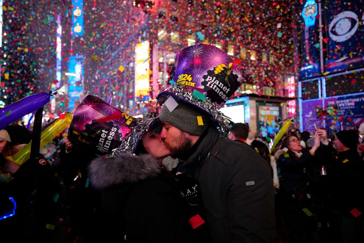 Ảnh ấn tượng (1 7/1): Nga nói tiến bộ ‘hơn tất cả những nước khác’ về sản xuất vũ khí, cơ sở khí đốt Ukraine bốc cháy, đánh bom đẫm máu ở Iran