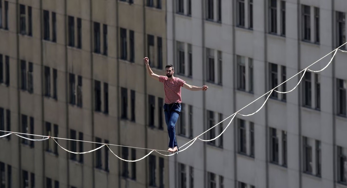 Ảnh ấn tượng (1 7/1): Nga nói tiến bộ ‘hơn tất cả những nước khác’ về sản xuất vũ khí, cơ sở khí đốt Ukraine bốc cháy, đánh bom đẫm máu ở Iran