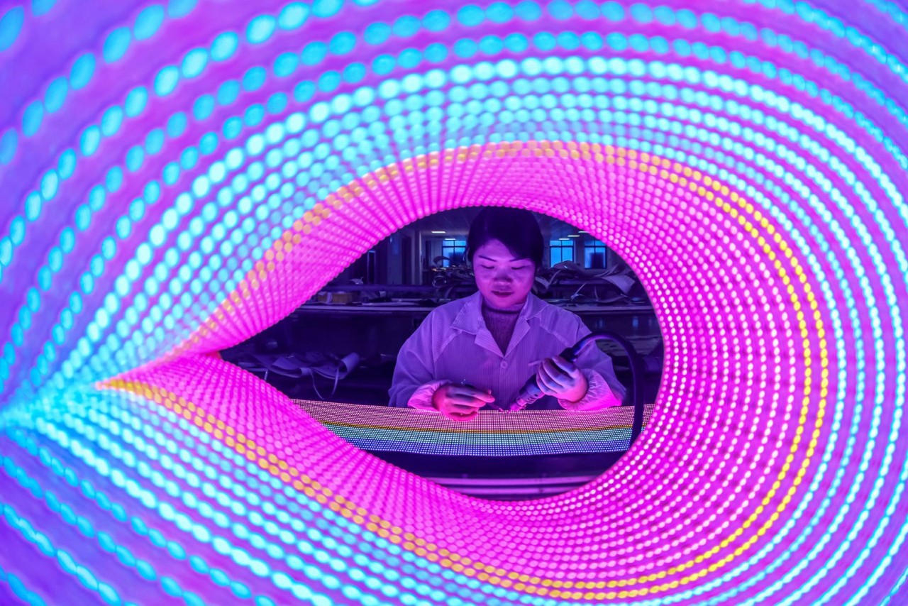 Ảnh ấn tượng (1 7/1): Nga nói tiến bộ ‘hơn tất cả những nước khác’ về sản xuất vũ khí, cơ sở khí đốt Ukraine bốc cháy, đánh bom đẫm máu ở Iran