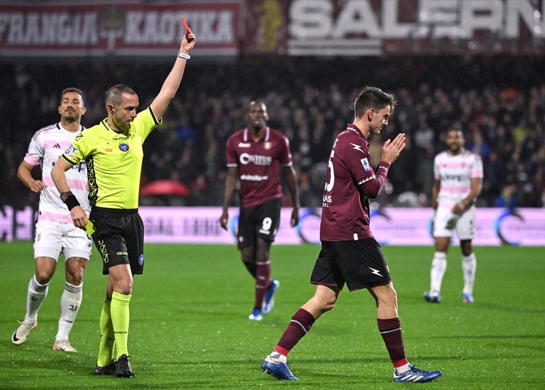 Phải chơi thiếu người khiến cục diện xoay chiều. Phải chơi thiếu người khiến cục diện xoay chiều.