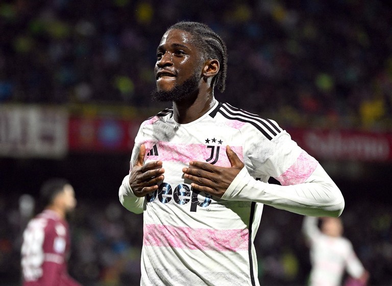 Niềm vui của S. Iling-Junior với bàn gỡ hòa 1-1. Niềm vui của S. Iling-Junior với bàn gỡ hòa 1-1.