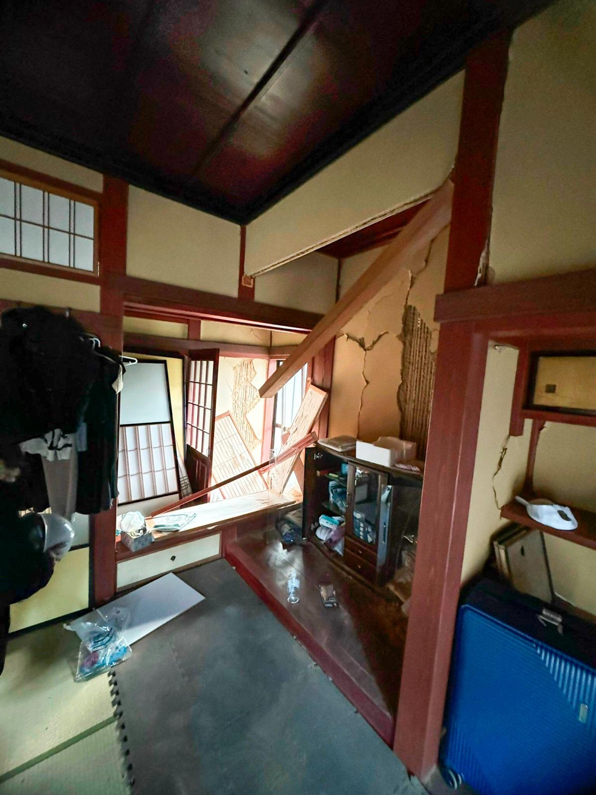 Đoàn tới thăm khu “kí túc xá” của các thực tập sinh đang làm việc tại các nhà máy chế biến thực phẩm tại thành phố Nanao, tỉnh Ishikawa – một nhóm mới liên lạc được với mạng lưới cứu trợ.