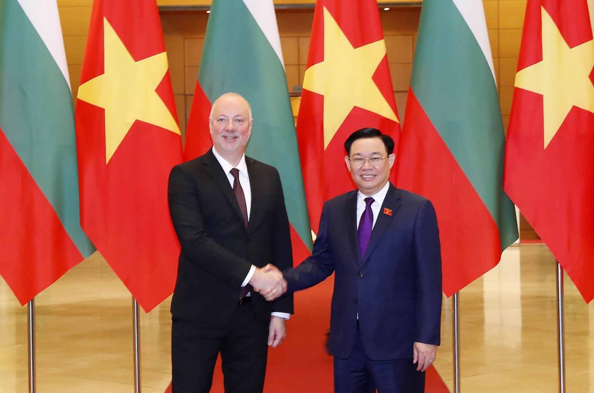 Chủ tịch Quốc hội Vương Đình Huệ đón Chủ tịch Quốc hội Bulgaria Rossen Dimitrov Jeliazkov. (Nguồn: TTXVN) Chủ tịch Quốc hội Vương Đình Huệ đón Chủ tịch Quốc hội Bulgaria Rossen Dimitrov Jeliazkov. (Nguồn: TTXVN)