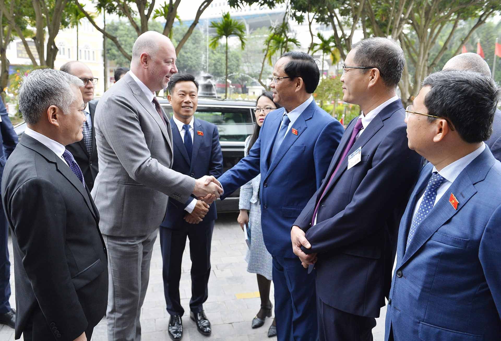 Phó Chủ tịch Quốc hội Trần Quang Phương đón Chủ tịch Quốc hội Bulgaria Rossen Jeliazkov đến thăm Đại học Quốc gia Hà Nội. (Nguồn: TTXVN) Phó Chủ tịch Quốc hội Trần Quang Phương đón Chủ tịch Quốc hội Bulgaria Rossen Jeliazkov đến thăm Đại học Quốc gia Hà Nội. (Nguồn: TTXVN)