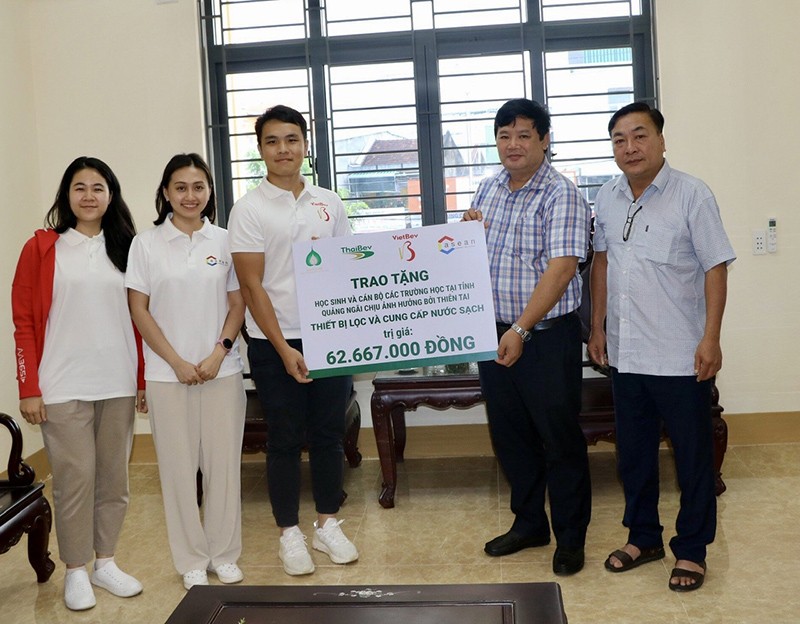 Vietnam Beverage hỗ trợ trang bị máy lọc nước cho 15 trường học miền Trung dịp Tết Nguyên Đán 2024