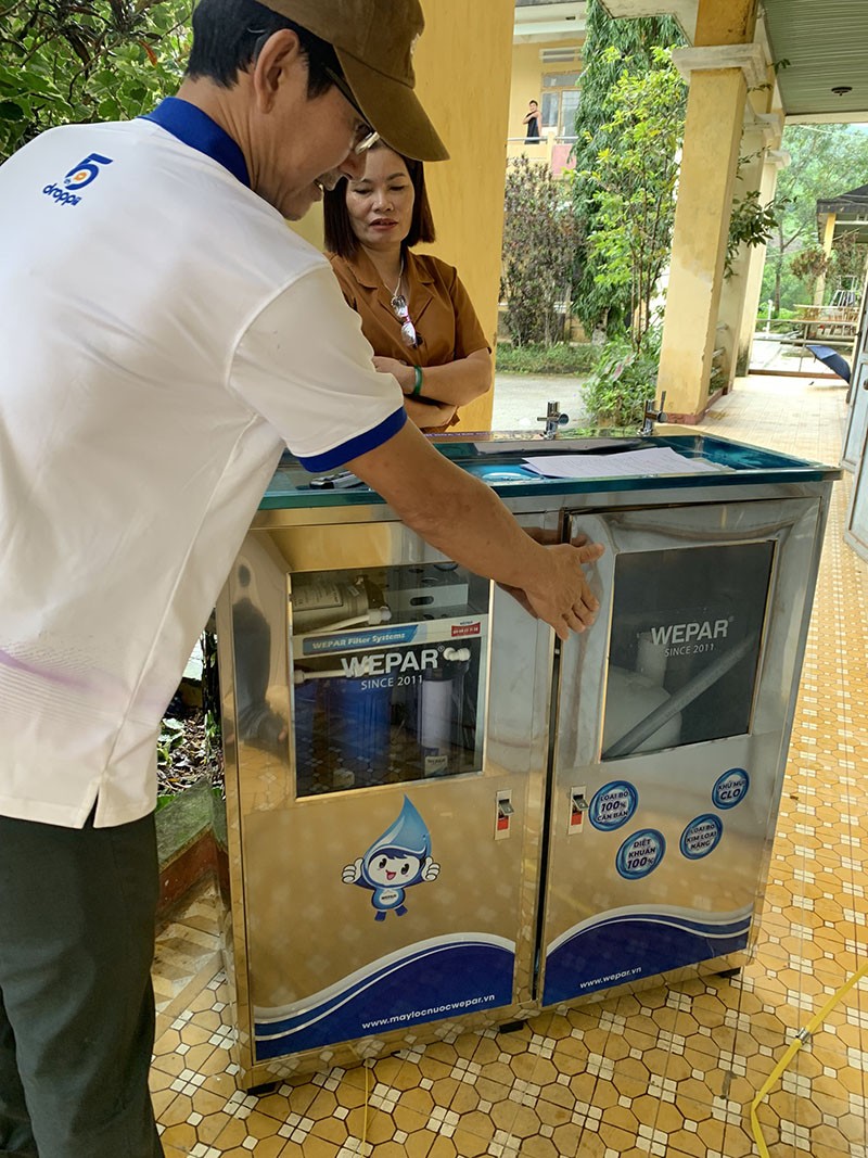 Vietnam Beverage hỗ trợ trang bị máy lọc nước cho 15 trường học miền Trung dịp Tết Nguyên Đán 2024