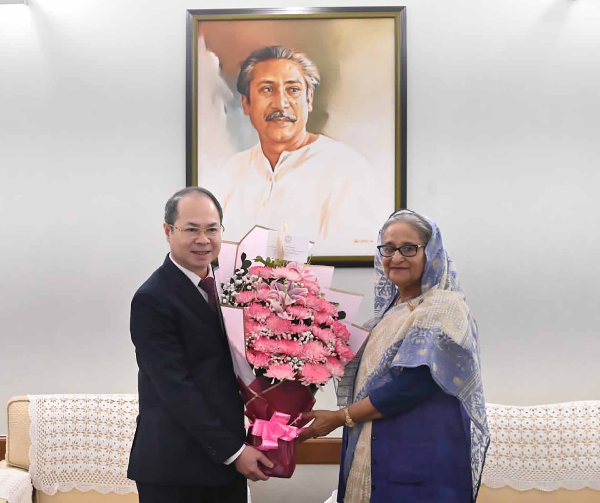 Đại sứ Nguyễn Mạnh Cường chúc mừng Thủ tướng Bangladesh Sheikh Hasina. Đại sứ Nguyễn Mạnh Cường chúc mừng Thủ tướng Bangladesh Sheikh Hasina.