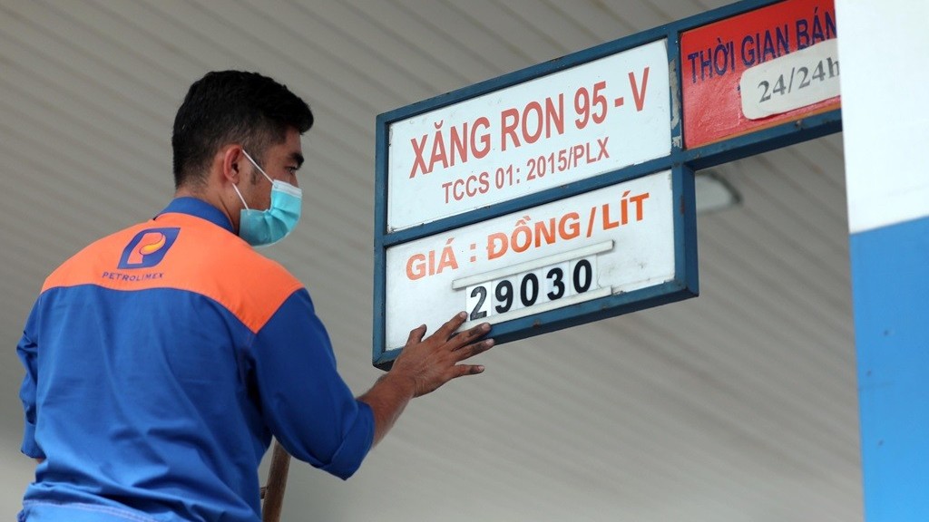 gia xang dau hom nay 142 the gioi quay dau giam nhe trong nuoc se tang hay giam trong ngay mai