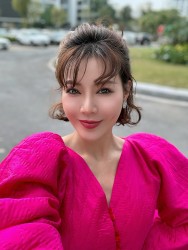 Sao Việt: Ca sĩ Mỹ Tâm đăng ảnh nóng bỏng, 'quý cô' Lý Nhã Kỳ sang chảnh