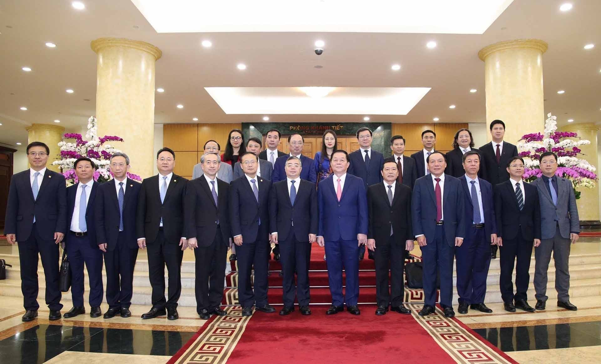 Đoàn đại biểu Đảng Cộng sản Việt Nam và Đoàn đại biểu Đảng Cộng sản Trung Quốc chụp ảnh chung. (Nguồn: TTXVN)