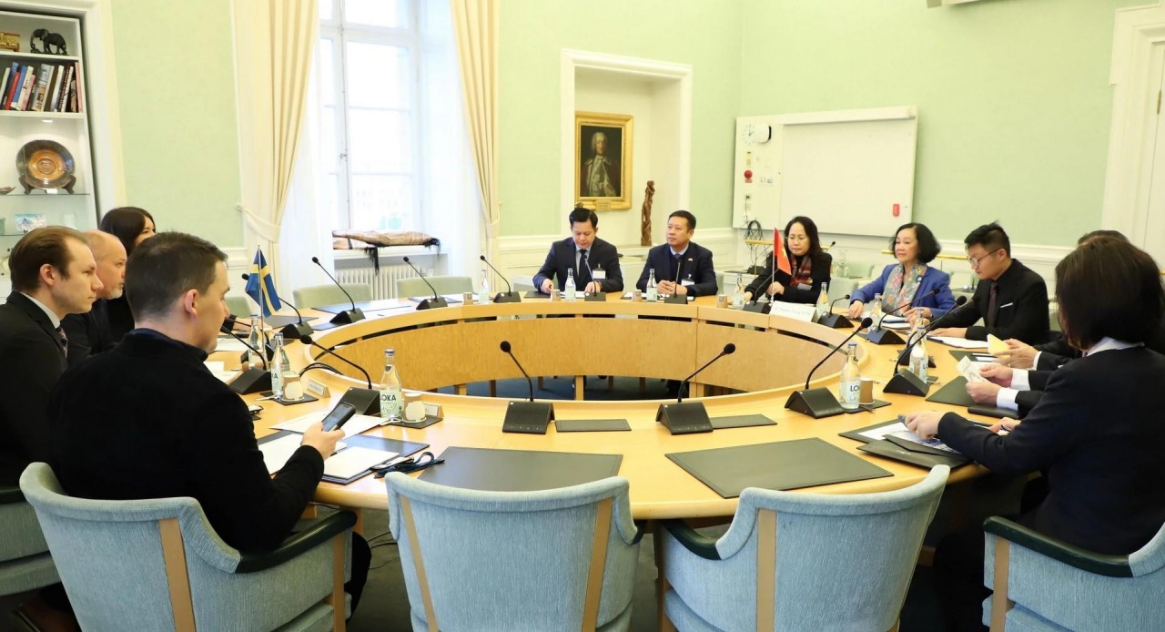 Bà Trương Thị Mai làm việc với Phó Chủ nhiệm Ủy ban Đối ngoại Quốc hội Thuỵ Điển Morgan Johansson (thứ 3, từ trái sang) trong chuyến thăm Thụy Điển cuối tháng 10/2023. (Nguồn: TTXVN)