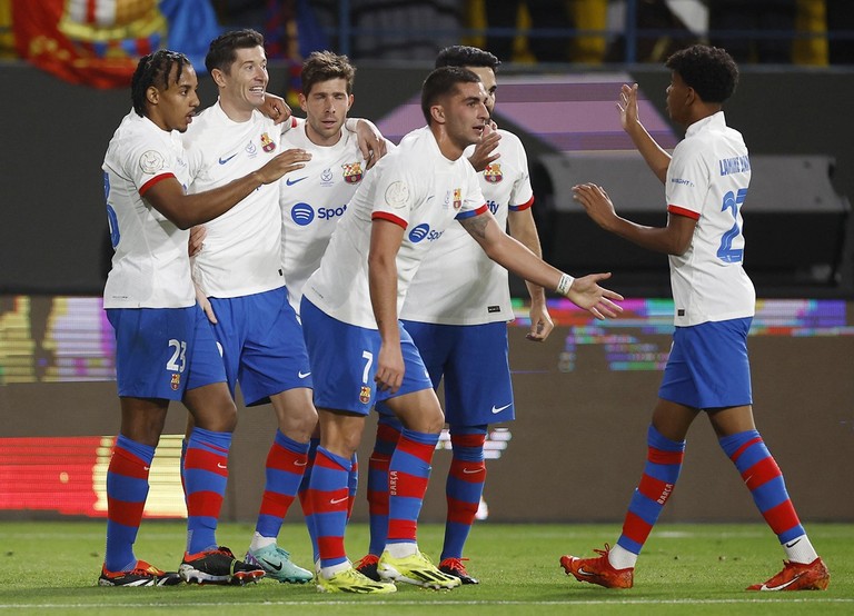 Giành quyền vào chung kết Siêu cup Tây Ban Nha, Barca sẽ gặp Real Madrid - đội đã vượt qua Atletico với tỷ số 5-3 sau 120 phút kịch tính. Giành quyền vào chung kết Siêu cup Tây Ban Nha, Barca sẽ gặp Real Madrid - đội đã vượt qua Atletico với tỷ số 5-3 sau 120 phút kịch tính.