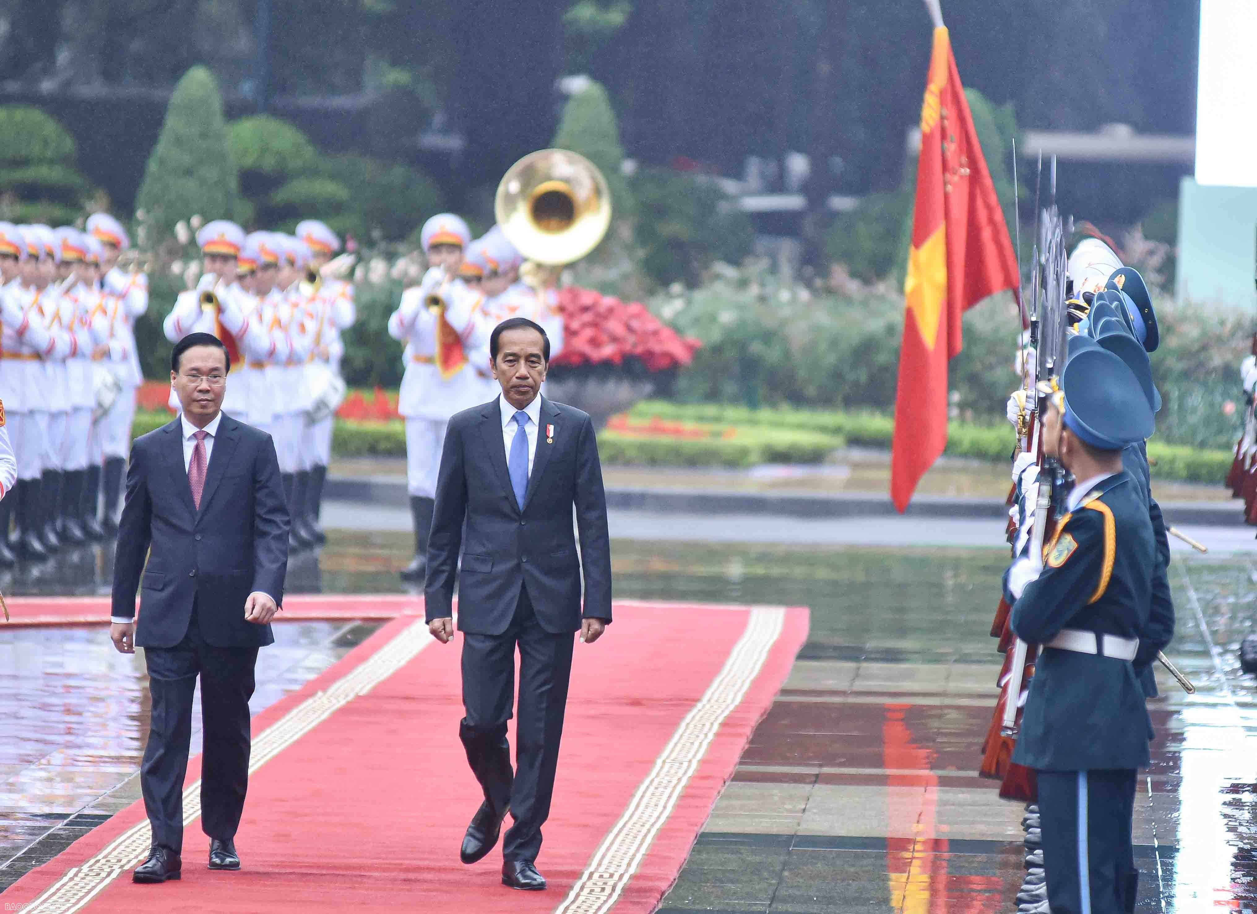 Tổng thống Joko Widodo cũng sẽ có các cuộc hội kiến lãnh đạo cấp cao Việt Nam. Trong chuyến thăm, ông Joko Widodo dự kiến sẽ có một số hoạt động khác cùng lãnh đạo Việt Nam như cùng Chủ tịch nước Võ Văn Thưởng dự chương trình biểu diễn võ thuật, cùng Thủ tướng Phạm Minh Chính gặp gỡ một số doanh nghiệp tiêu biểu Việt Nam và Indonesia. Tổng thống Joko Widodo cũng sẽ có các cuộc hội kiến lãnh đạo cấp cao Việt Nam. Trong chuyến thăm, ông Joko Widodo dự kiến sẽ có một số hoạt động khác cùng lãnh đạo Việt Nam như cùng Chủ tịch nước Võ Văn Thưởng dự chương trình biểu diễn võ thuật, cùng Thủ