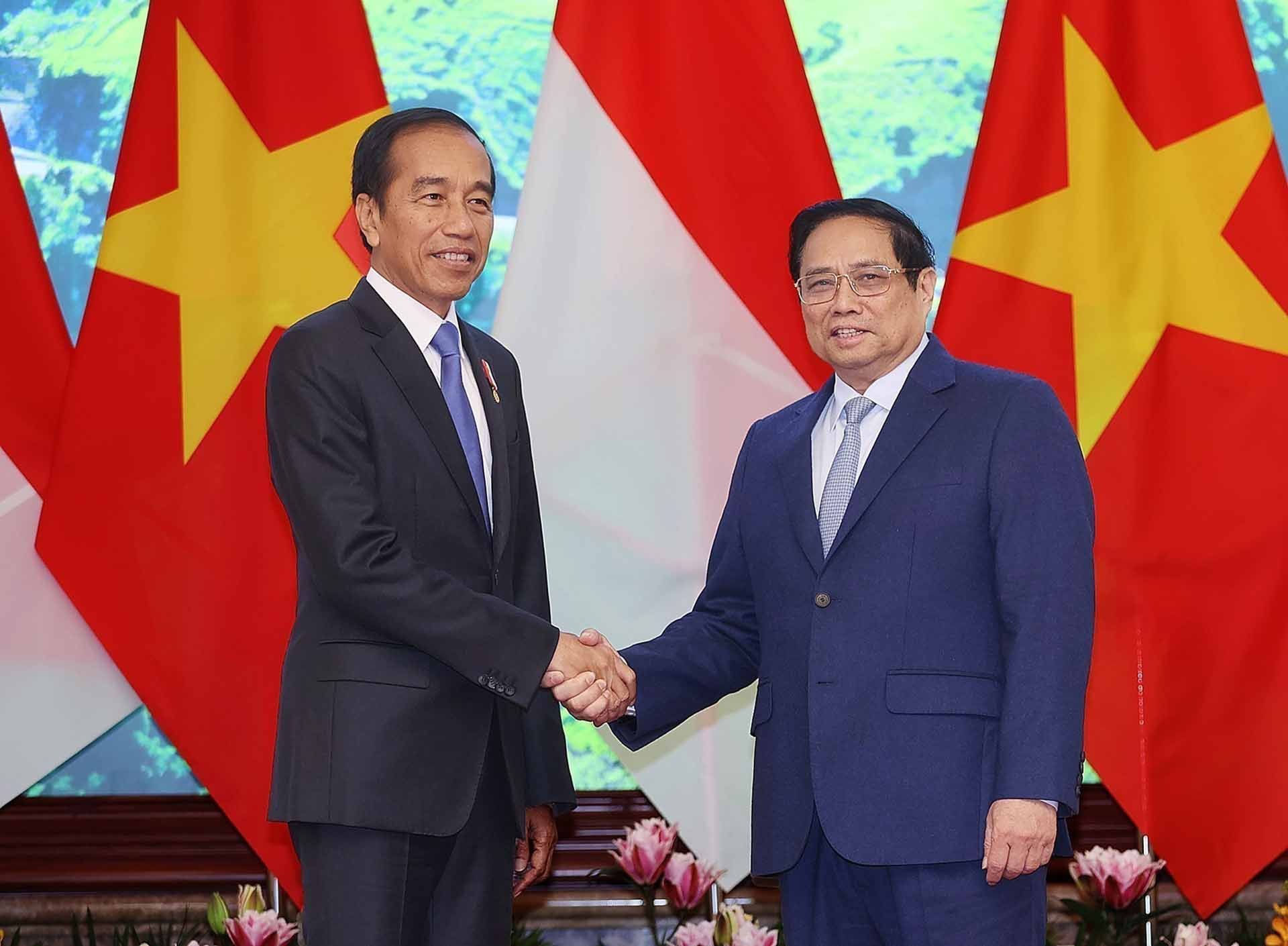 Thủ tướng Phạm Minh Chính đón Tổng thống Cộng hoà Indonesia Joko Widodo. (Nguồn: TTXVN) Thủ tướng Phạm Minh Chính đón Tổng thống Cộng hoà Indonesia Joko Widodo. (Nguồn: TTXVN)