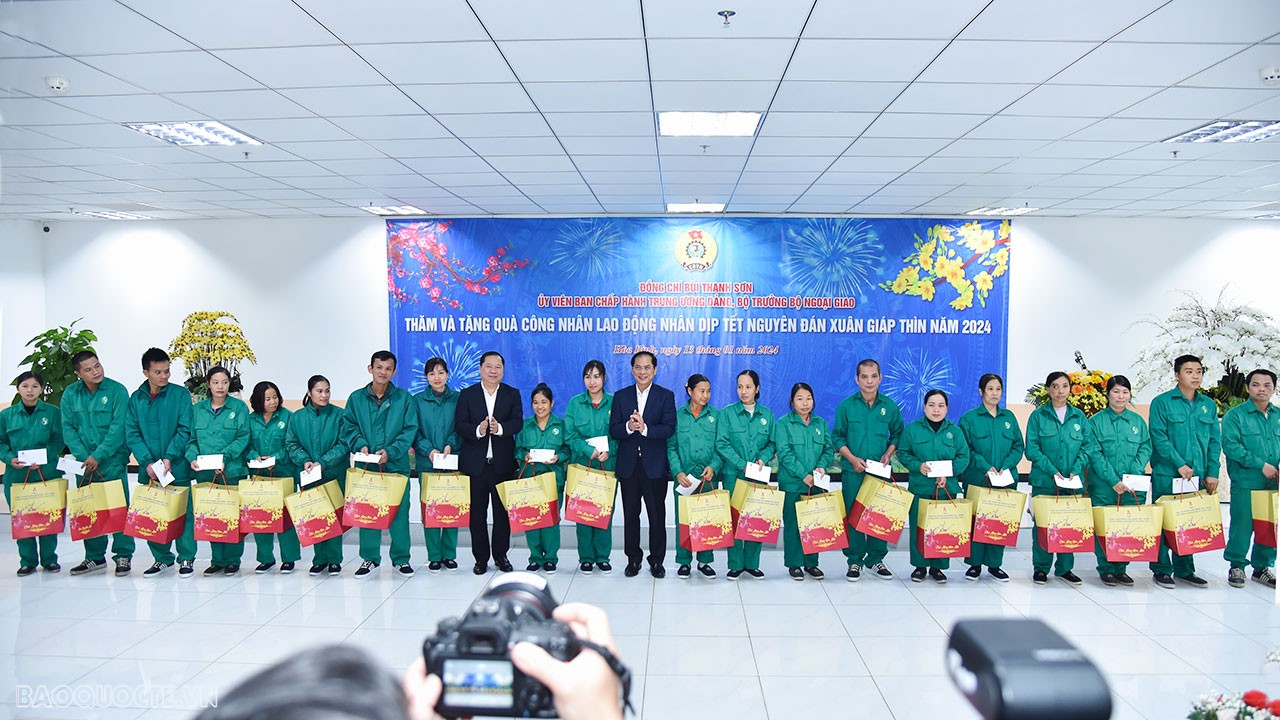 Bộ trưởng Ngoại giao Bùi Thanh Sơn và đoàn công tác đã tặng 100 suất quà Tết cho công nhân, người lao động các đơn vị: Công ty TNHH Bandai Việt Nam, Công ty CP Môi trường đô thị Hòa Bình, Công ty TNHH GGS Việt Nam, Công ty TNHH Sanko Việt Nam.  
