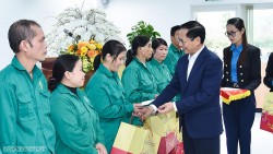 Bộ trưởng Ngoại giao Bùi Thanh Sơn thăm, tặng quà công nhân tỉnh Hòa Bình và dâng hương tại Tượng đài Bác Hồ