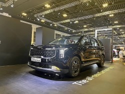 Cận cảnh Kia Carnival 2024 hybrid vừa ra mắt tại Singapore