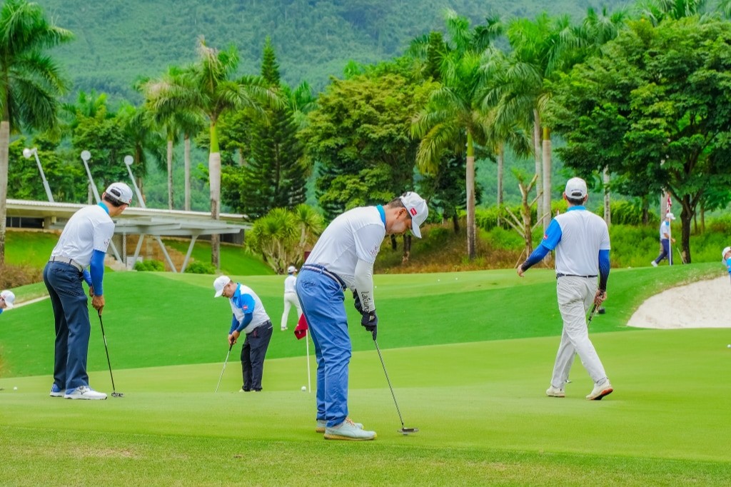 Kỷ luật, cho thôi chức cán bộ đánh golf trong giờ hành chính