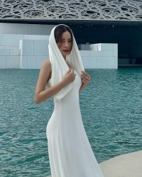 Chi Pu phối đồ khéo léo, khoe hình thể 'mình hạc xương mai' tại Dubai