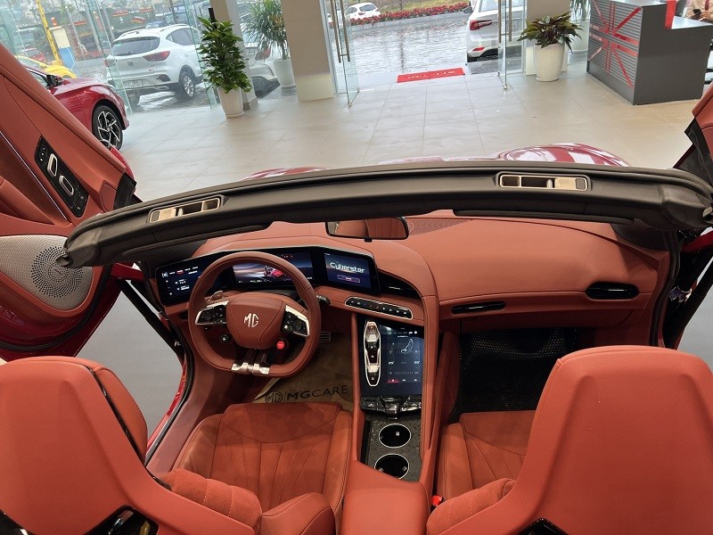 Cận cảnh xe thể thao điện MG Cyberster tại đại lý, giá hơn 2 tỷ đồng