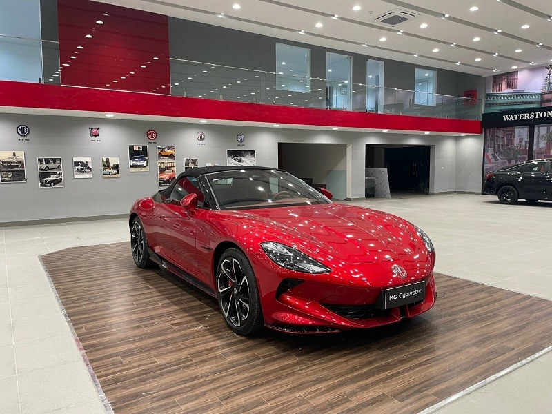 Cận cảnh xe thể thao điện MG Cyberster tại đại lý, giá hơn 2 tỷ đồng