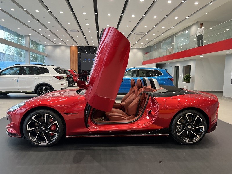 Cận cảnh xe thể thao điện MG Cyberster tại đại lý, giá hơn 2 tỷ đồng