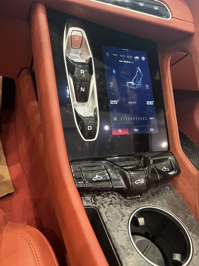 Cận cảnh xe thể thao điện MG Cyberster tại đại lý, giá hơn 2 tỷ đồng