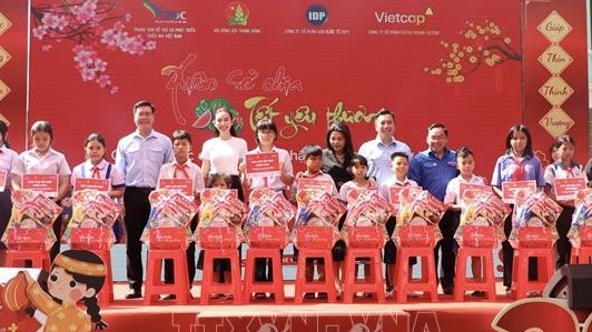 chuyen xe yeu thuong trao gan 9 ty dong bao tro tre mo coi do dai dich covid19