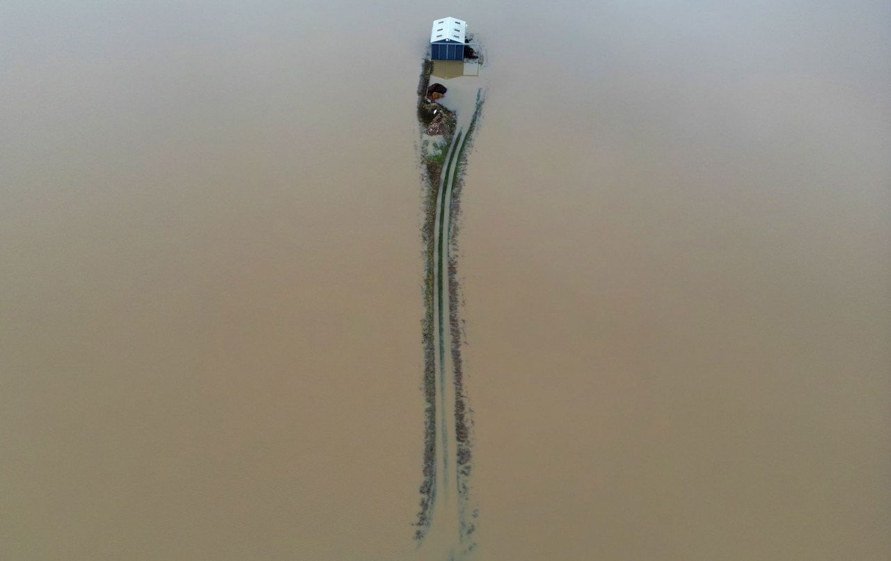 Ảnh ấn tượng (8-14/1): Ông Putin gửi lời khuyên phương Tây, Ukraine nói về lệnh ngừng bắn với Nga, Mỹ-Anh và Israel bất ngờ tấn công Houthi ở Yemen