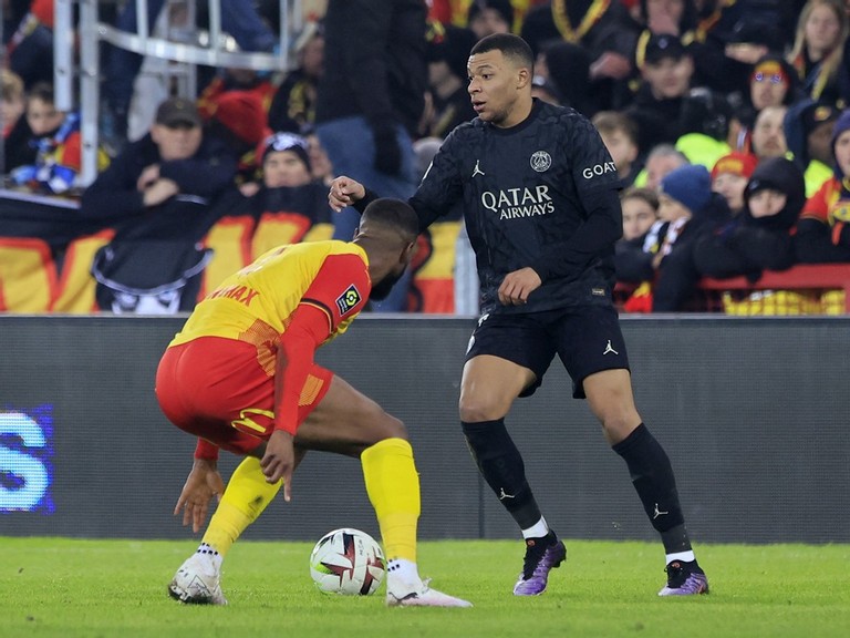 Trận đấu giữa Lens và PSG sớm diễn ra hấp dẫn.