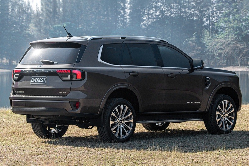 Ford Everest V6 Platinum 2024 sắp ra mắt tại Thái Lan