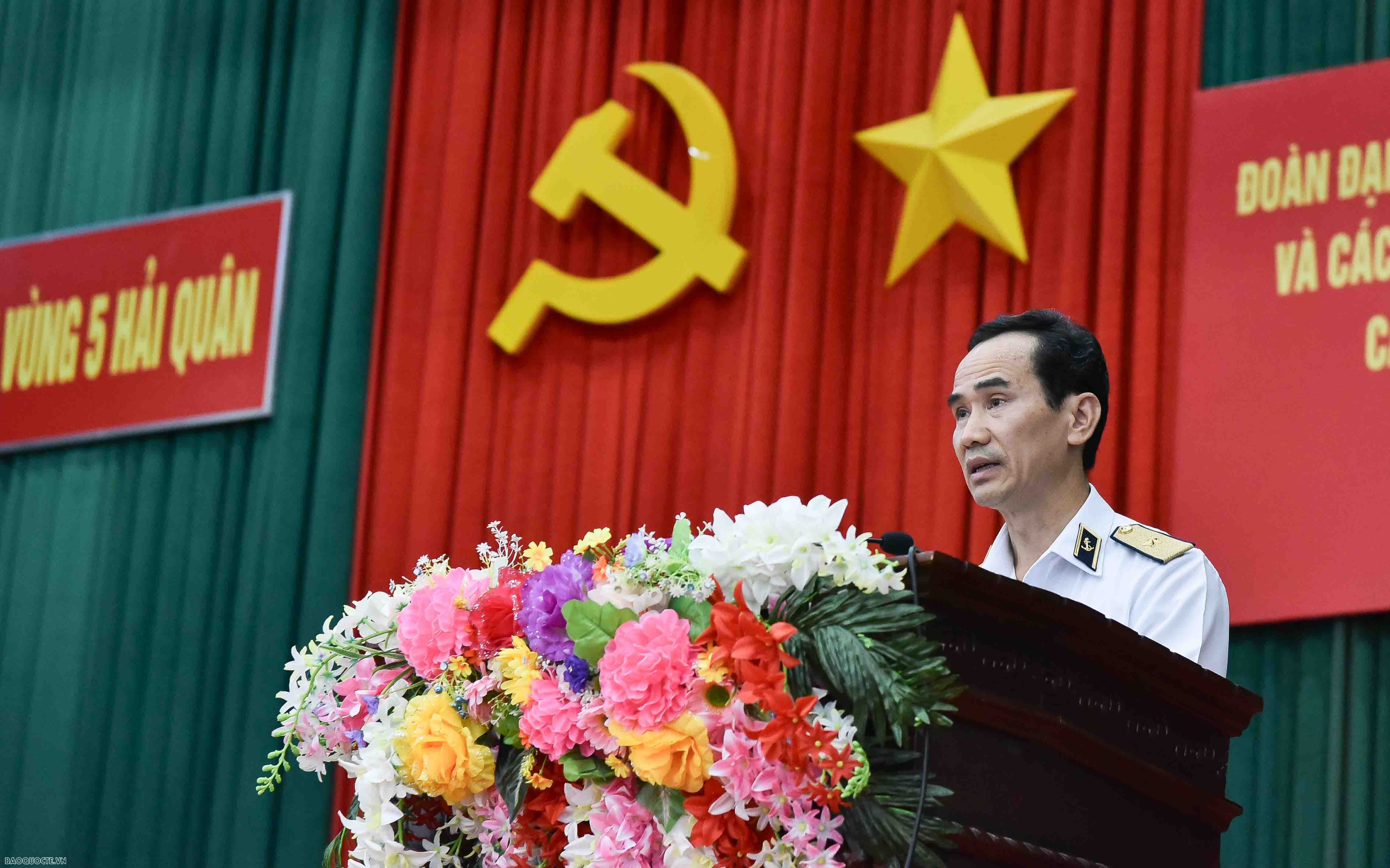 Mang xuân đến với cán bộ, chiến sĩ hải quân vùng biển Tây Nam của Tổ quốc Mang xuân đến với cán bộ, chiến sĩ hải quân vùng biển Tây Nam của Tổ quốc