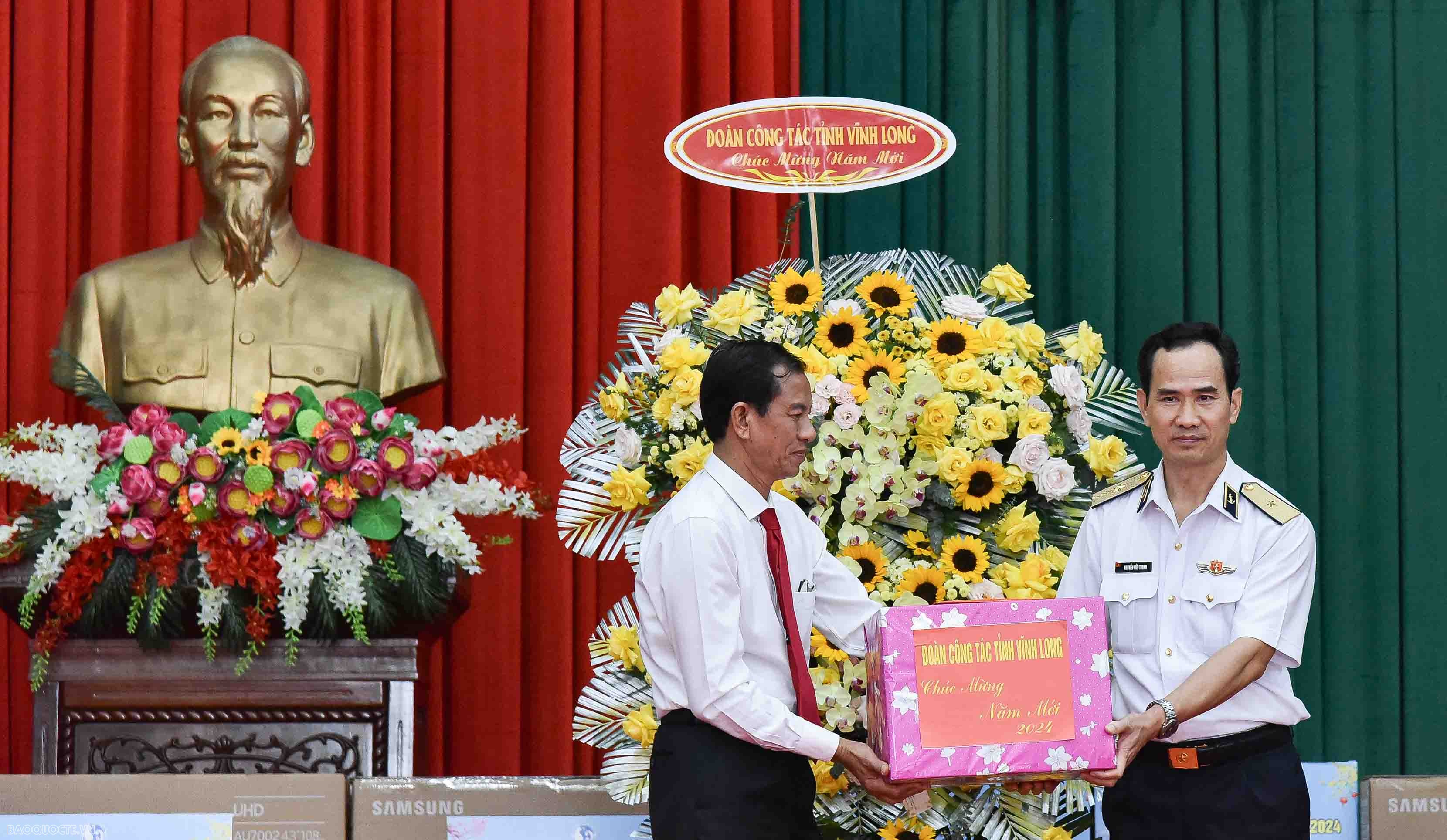 Mang xuân đến với cán bộ, chiến sĩ hải quân vùng biển Tây Nam của Tổ quốc Mang xuân đến với cán bộ, chiến sĩ hải quân vùng biển Tây Nam của Tổ quốc