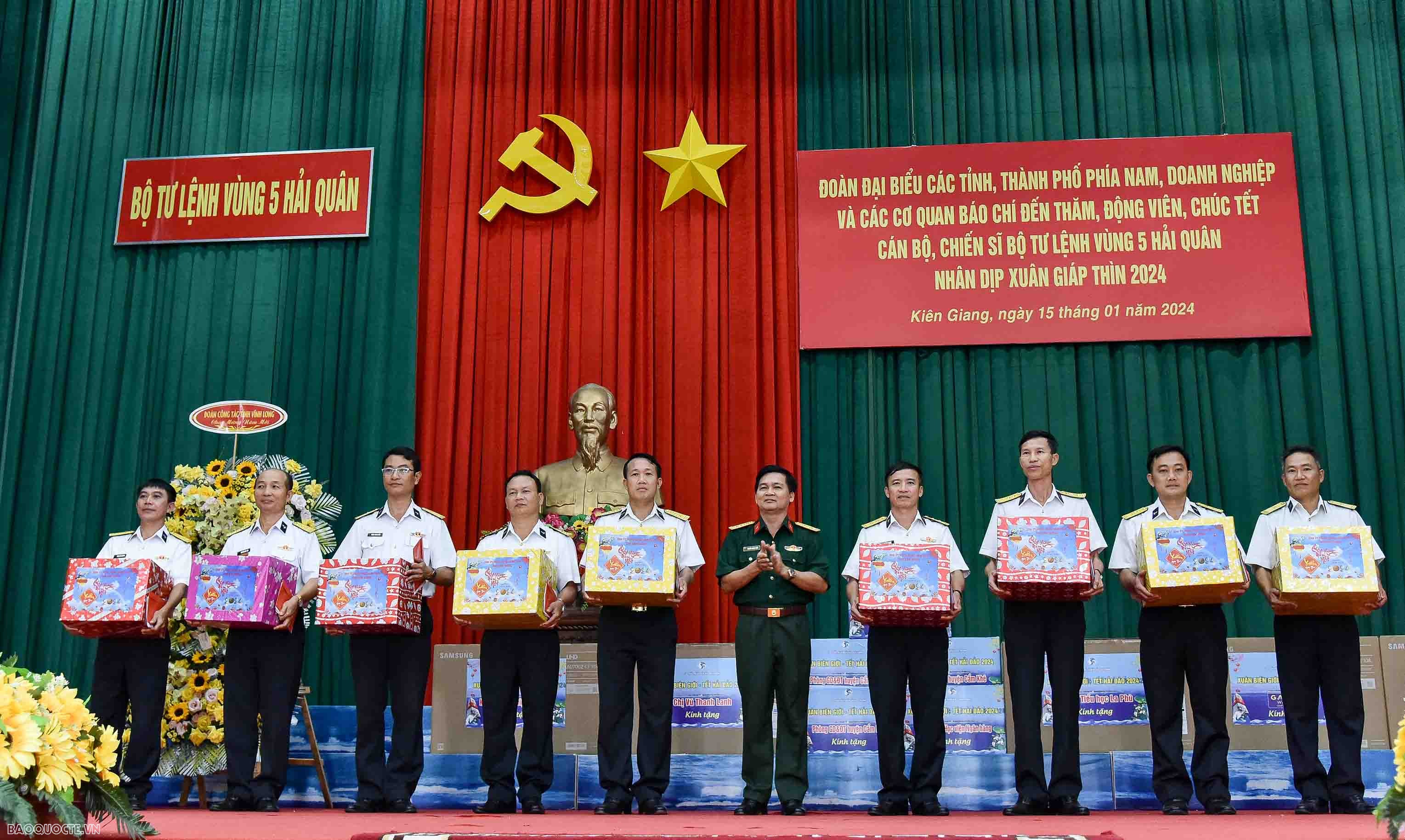 Mang xuân đến với cán bộ, chiến sĩ hải quân vùng biển Tây Nam của Tổ quốc Mang xuân đến với cán bộ, chiến sĩ hải quân vùng biển Tây Nam của Tổ quốc