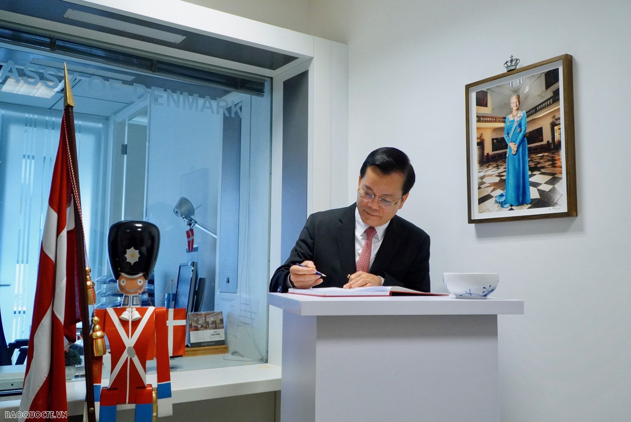 Ghi sổ chúc mừng nhân dịp Nhà vua Đan Mạch Frederik X lên ngôi