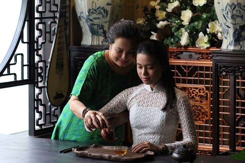 Hướng dẫn bạn trẻ trình diễn nghệ thuật pha trà. Hướng dẫn bạn trẻ trình diễn nghệ thuật pha trà.