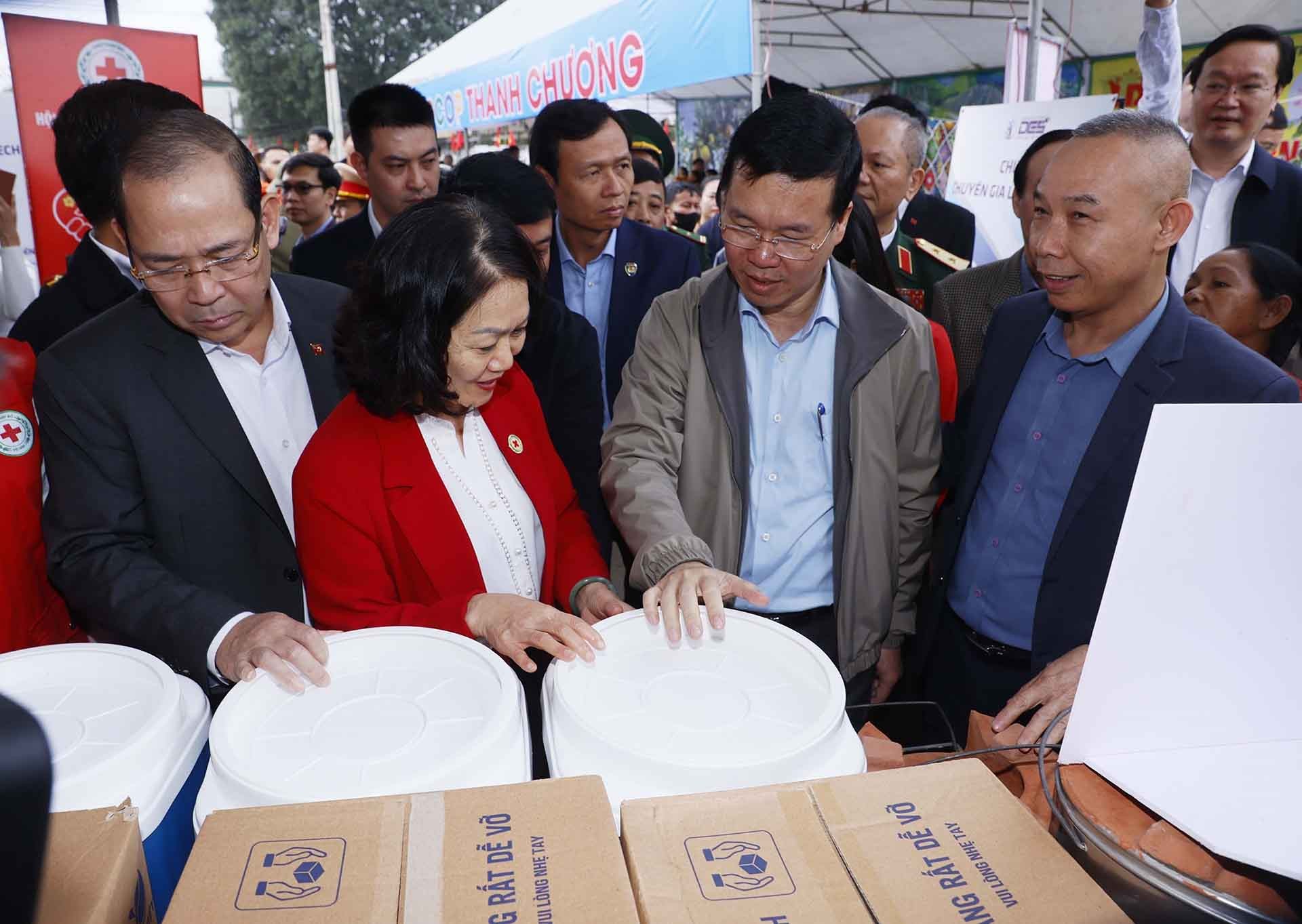 Chủ tịch nước Võ Văn Thưởng và các đại biểu tham quan các gian hàng giới thiệu đặc sản địa phương, sản phẩm OCOP của tỉnh Nghệ An. (Nguồn: TTXVN)