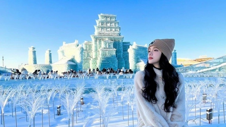 Hoa hậu Hương Giang diện mạo xinh đẹp tham quan, khám phá lễ hội băng đăng Cáp Nhĩ Tân