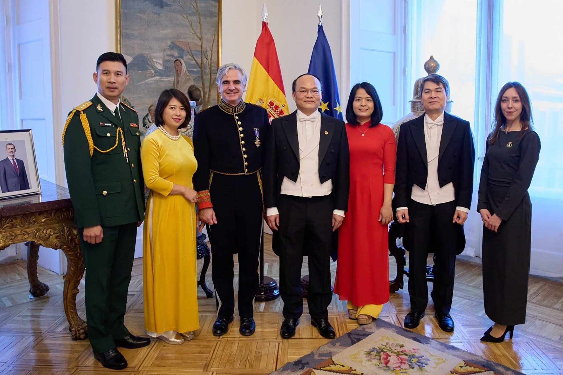 Nhà vua Tây Ban Nha Felipe VI và Đại sứ Đoàn Thanh Song cùng các đại biểu. Nhà vua Tây Ban Nha Felipe VI và Đại sứ Đoàn Thanh Song cùng các đại biểu.